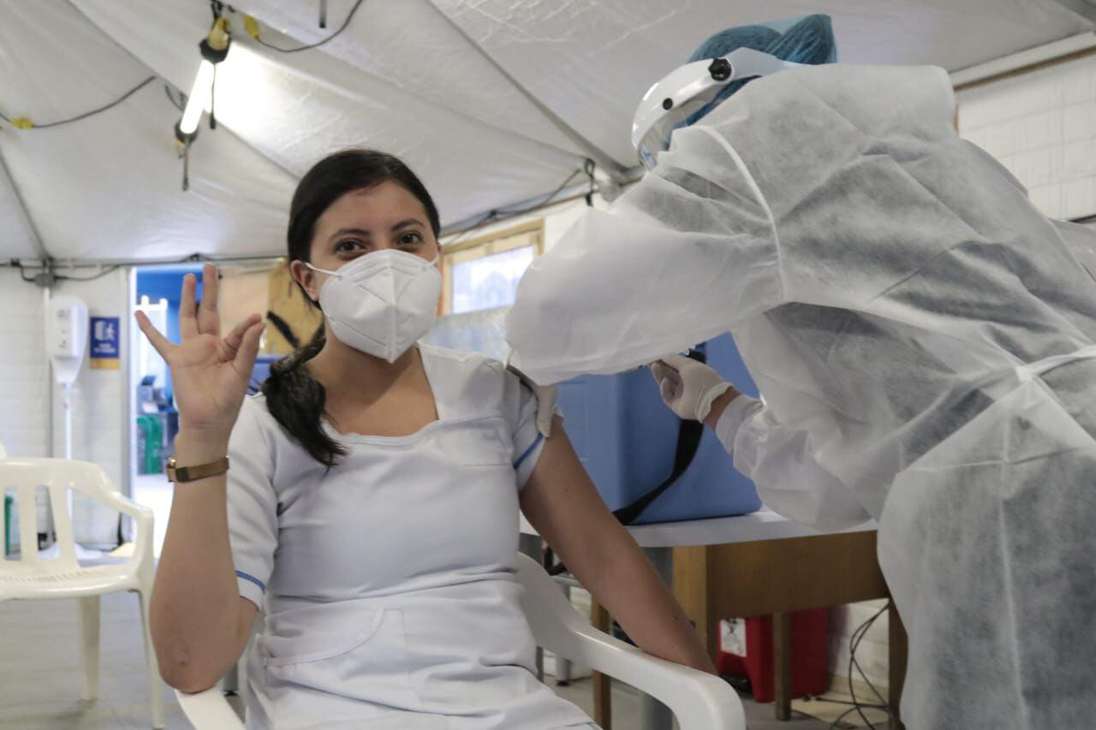 Una mujer recibiendo la vacuna.