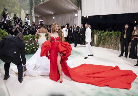 New York (United States), 07/05/2024.- Musician Shakira arrives on the red carpet for the 2024 Met Gala, the annual benefit for the Metropolitan Museum of Art's Costume Institute, in New York, New York, USA, 06 May 2024. The event coincides with the Met Costume Institute's spring 2024 exhibition, 'Sleeping Beauties: Reawakening Fashion,' which will take place from 10 May to 02 September 2024. (Moda, Nueva York) EFE/EPA/JUSTIN LANE