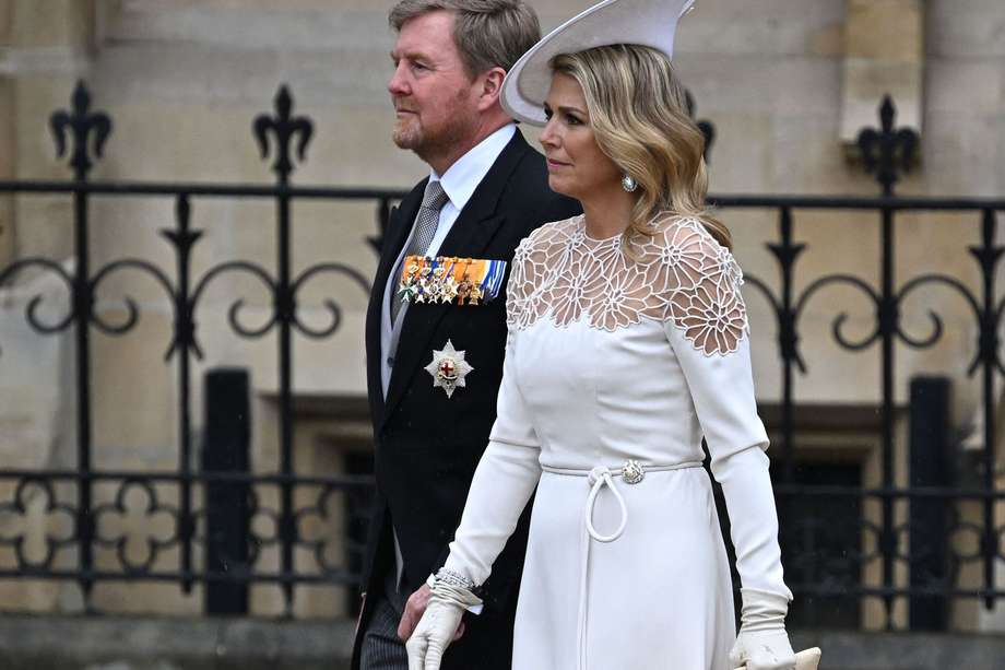 La reina Máxima de los Países Bajos y el rey Willem-Alexander, de los Países Bajos, llegan a la Abadía de Westminster para la ceremonia de coronación del Rey Carlos III de Inglaterra.