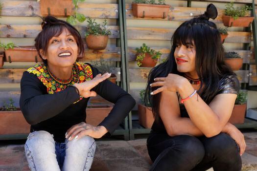 Roxana y Alexandra (d), indígenas Embera trans, hablan durante una entrevista con Efe el 01 de julio de 2022, en Bogotá (Colombia). 