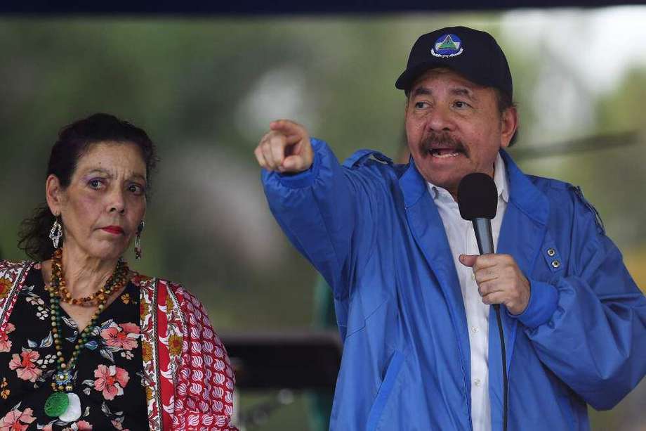 Nicaraguan President Daniel Ortega (R), accompanied by his wife, Vice President Rosario Murillo, speaks to supporters during the government-called "Walk for Security and Peace" in Managua on July 7, 2018. At least 230 people have died in Nicaragua since protests broke out in April against now-scrapped social security reforms, and which a heavy-handed police reaction transformed them into demands for justice for those killed, and for the departure of Ortega and Murillo. / AFP / Marvin RECINOS

