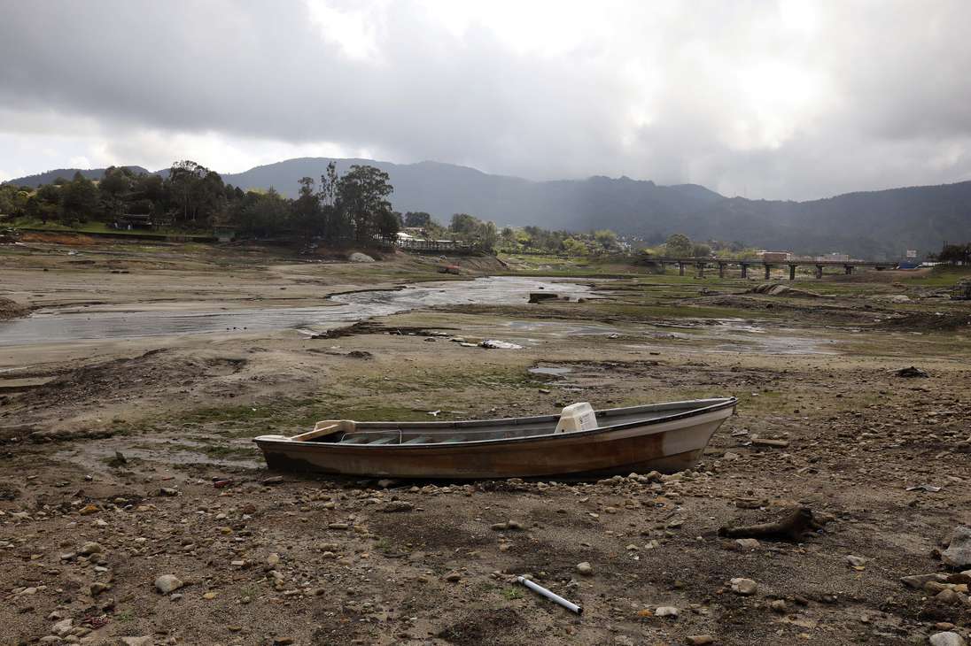 ACOMPAÑA CRÓNICA: COLOMBIA SEQUÍA. GUATAPÉ (COLOMBIA), 07/04/2024.- Fotografía del embalse Peñol-Guatapé que muestra su bajo nivel debido a la sequía, el 6 de abril de 2024, en Guatapé (Colombia). La sequía por el fenómeno de El Niño ha trastocado las dinámicas de Guatapé y el paisaje de este paraíso turístico ubicado en el noroeste colombiano, que alberga un atractivo embalse de aguas color verde esmeralda, casas con fachadas embellecidas por coloridos zócalos y una piedra de 220 metros de altura desde donde se divisan sus atractivos. EFE/ Luis Eduardo Noriega Arboleda
