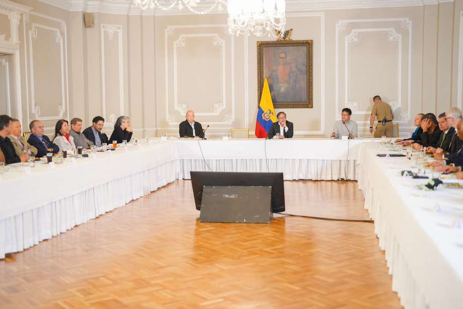 El presidente Petro en la reunión que convocó con el equipo negociador del Gobierno en los diálogos con el ELN, el Alto Comisionado para la Paz, y embajadores de los países garantes y acompañantes del proceso.
