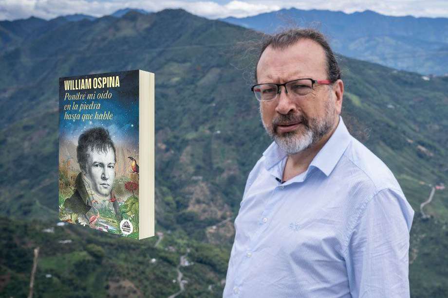 William Ospina nació cerca al Parque Nacional de los Nevados, en inmediaciones del Páramo de Letras. Aquí junto a la portada de su nuevo libro.