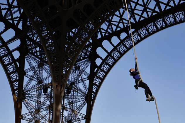 Francesa rompe récord mundial escalando Torre Eiffel
