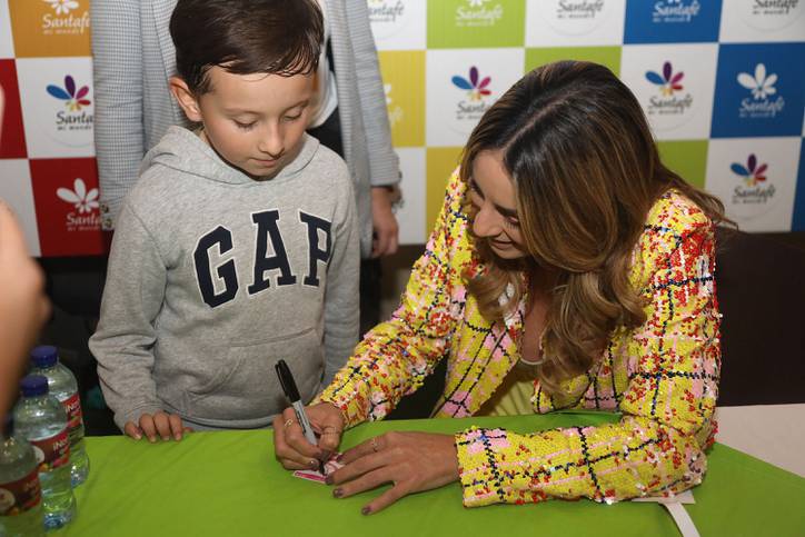 Carolina Soto firma de autógrafos en Centro Comercial Santafé