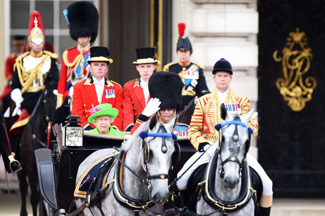 El Duque de Edinburgo acompañó a la Reina Isabel II durante su cumpleaños número 90. En esta imagen ambos salen del palacio de Buckingham.