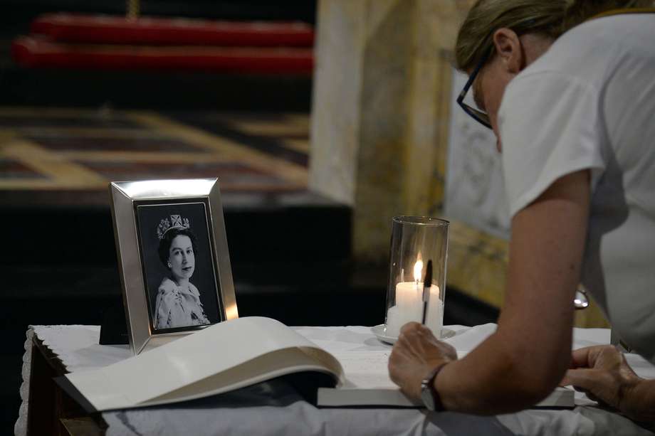 La gente firma el libro de condolencias para la familia real, tras la muerte de Isabel II, dispuesto por la iglesia Anglicana en Roma.
