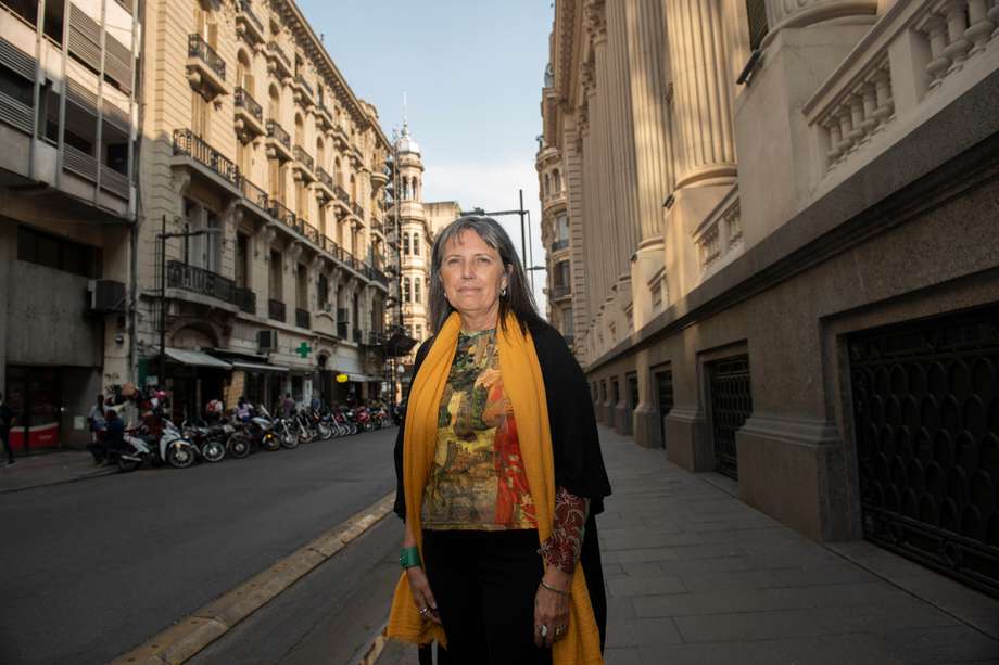 La escritora Claudia Piñeiro mientras posa en Rosario (Argentina). EFE/ Franco Trovato Fuoco
