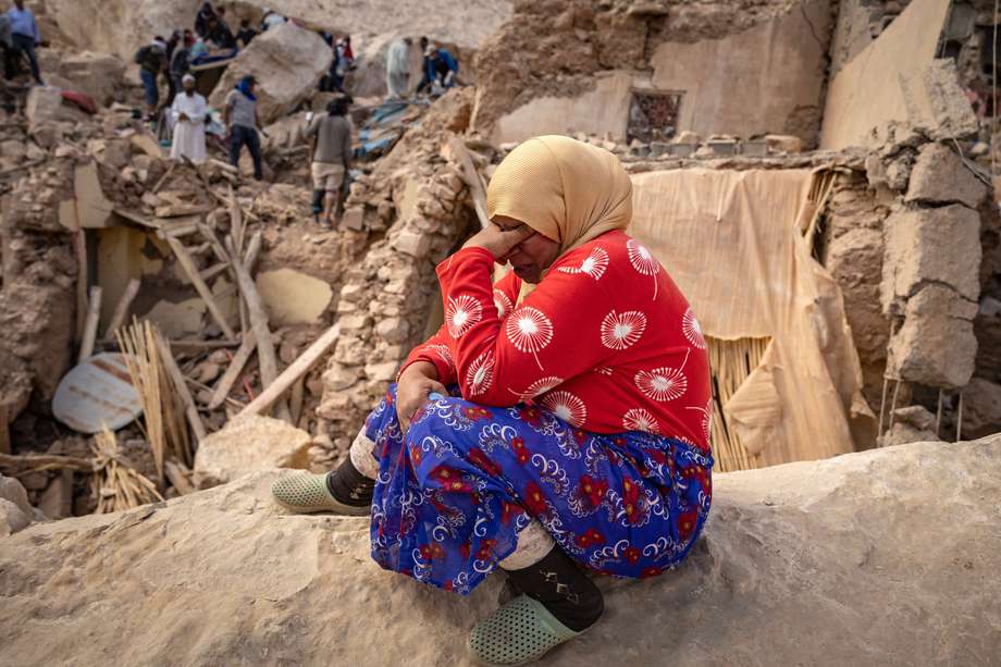 Una mujer reacciona ante los escombros de los edificios destruidos tras el mortal terremoto de magnitud 6,8 del 8 de septiembre, en la aldea de Imi N'Tala, en Marruecos.