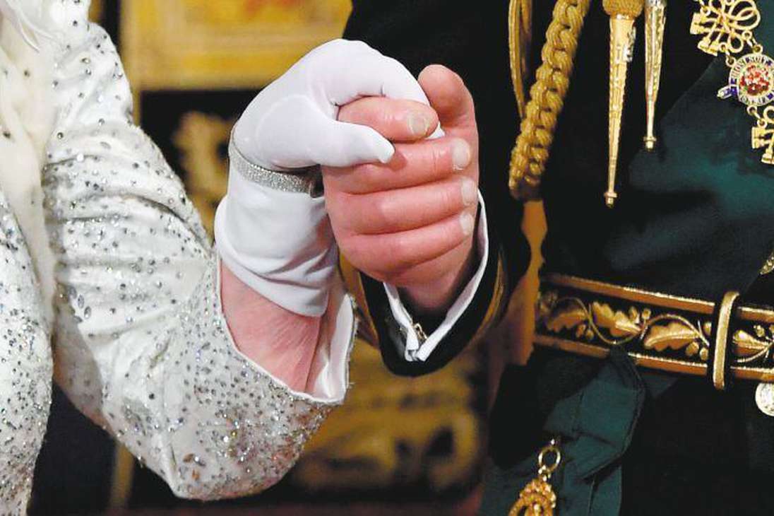 Las manos de la  reina Isabel II y el príncipe Carlos tras pronunciar el discurso en la apertura estatal del Parlamento en 2019. / AFP