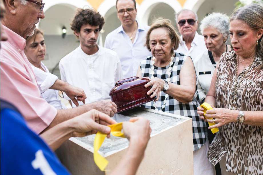 Mercedes Barcha entregando las cenizas de Gabriel García Márquez.