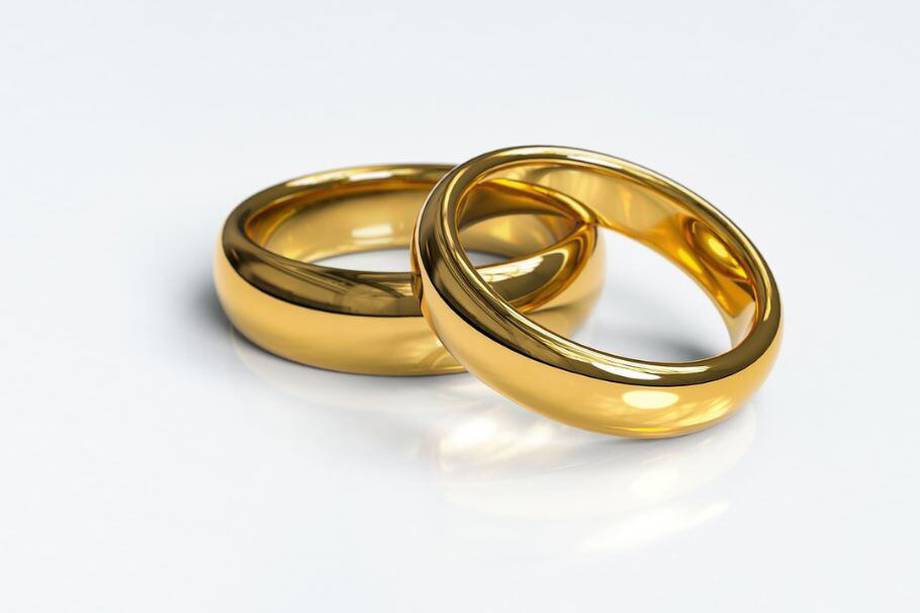 Los anillos de boda son usados como un poderoso símbolo de unión entre dos personas que toman la decisión de celebrar una boda.