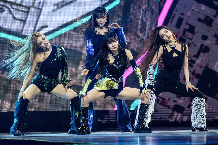 Karina (derecha), miembro del grupo surcoreano de K-Pop Aespa, actúa con su grupo durante el Concierto Mundial de K-Pop 2021 en el centro de convenciones KINTEX en Goyang, al oeste de Seúl, el 14 de noviembre de 2021.