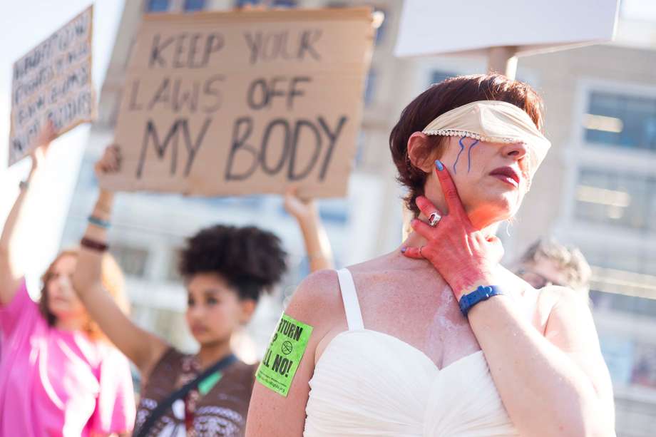 Protesta por el derecho al aborto en reacción a la decisión de la Corte Suprema de EE. Caso Dobbs v Jackson Women's Health Organization en Nueva York, Nueva York, EE. UU., 24 de junio de 2022. El fallo de la Corte Suprema del 24 de junio revocó la decisión Roe v. Wade de 1973 que legalizó el aborto en los EE. UU. 
