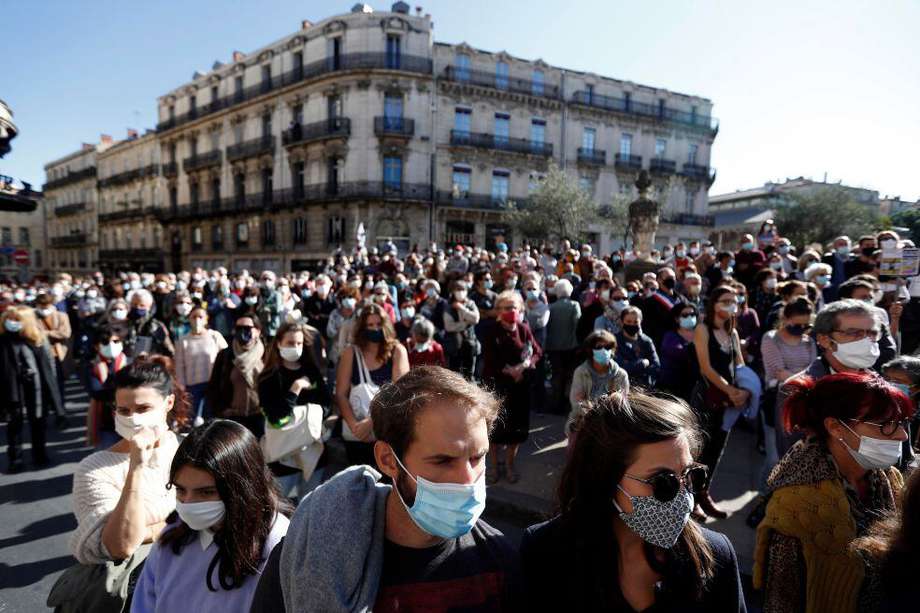 Miles de personas salieron a las calles en Montpellier para protestar contra el asesinato del profesor.