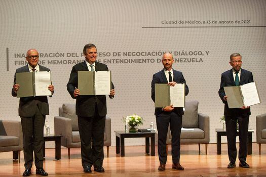 Los representantes del gobierno de Venezuela  y la oposición, además de Noruega y México, durante la instalación de los diálogos.