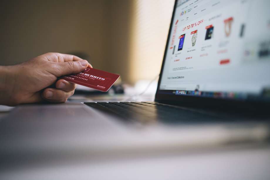 Cuidar sus datos personales y comprar por tiendas oficiales es la parte más importante durante las compras en línea.