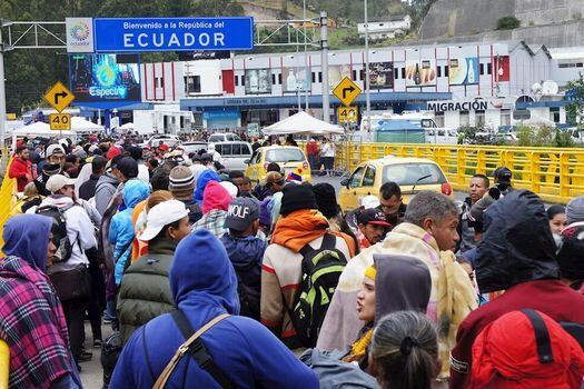 Miles de venezolanos llegan al paso fronterizo entre Colombia y Ecuador intentando cruzar la frontera antes de la media noche del domingo.  / EFE