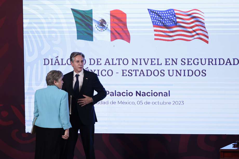 La canciller mexicana, Alicia Bárcena (i), y el secretario de Estado de EE. UU., Antony Blinken, participan hoy en una conferencia de prensa tras reunirse en la Ciudad de México (México). 