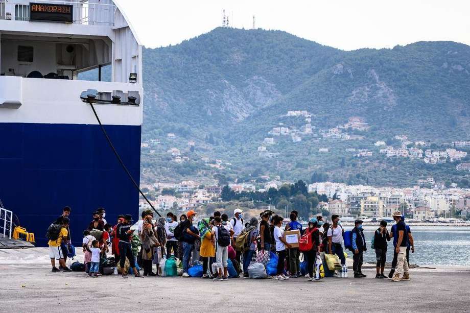 Refugiados y migrantes esperan para abordar el ferry 'Nissos Chios' en el puerto de Mytilene, Lesbos, Grecia.