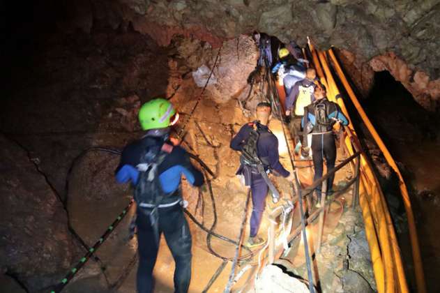 Rescatan a todos los niños y al entrenador atrapados en cueva de Tailandia