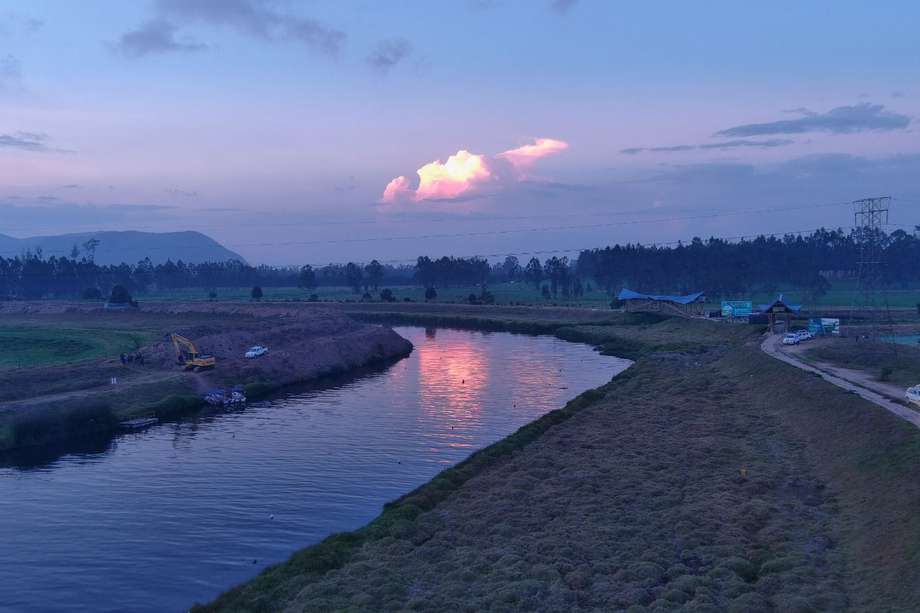 La Corporación Autónoma Regional de Cundinamarca (CAR) inició trabajos de prevención y mantenimiento a las obras de adecuación hidráulica realizadas en la cuenca media del río Bogotá