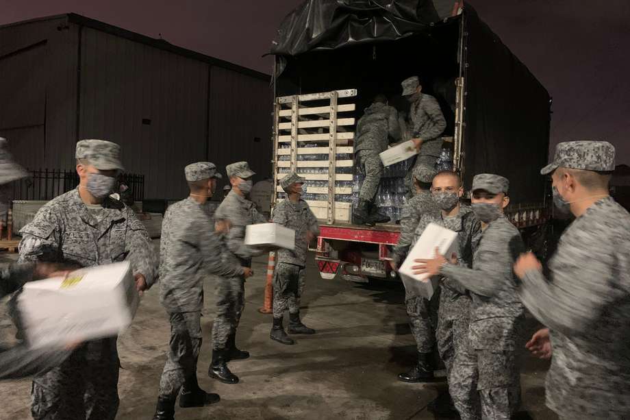 Hombres de la Fuerza Aérea alistando ayudas para damnificados por el huracán Iota.