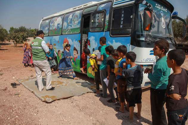Estudiar dentro de un autobús, así les toca a los niños de Idlib (Siria) 