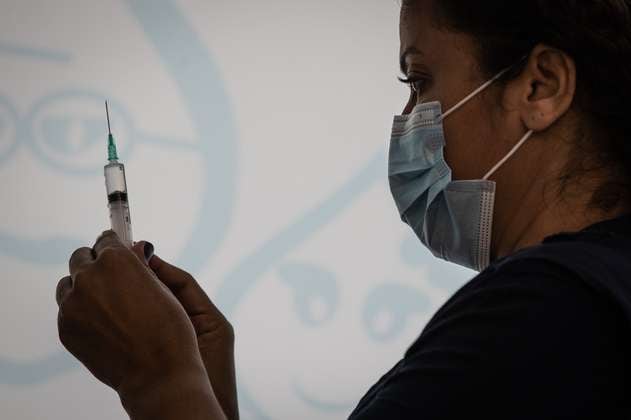 ¿Colombia pagó más o menos que otros países por las vacunas covid-19?