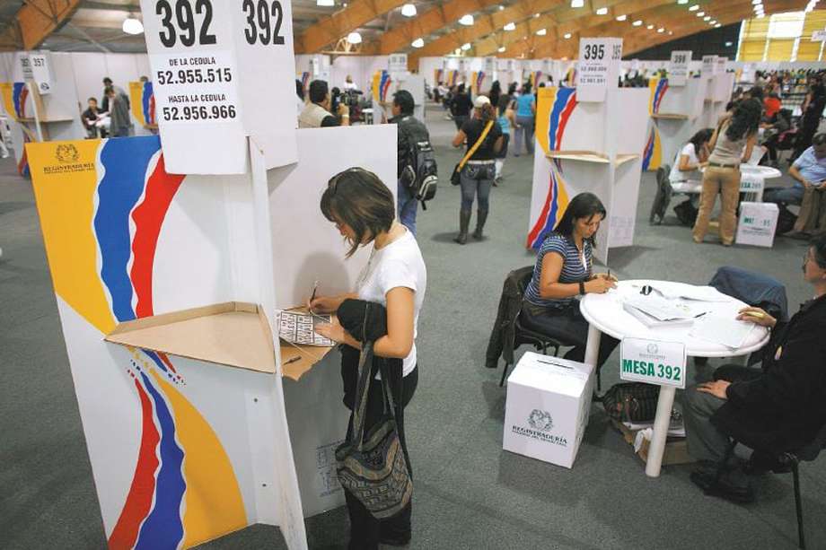 A woman marks her ballot at a polling station during presidential elections in Bogota, Sunday, May 30, 2010.  (AP Photo/Ariana Cubillos)