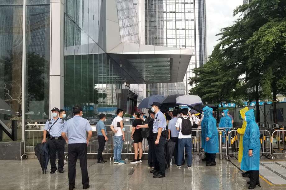 Protestas en frente de la sede de Evergrande en China el 14 de septiembre. / Bloomberg