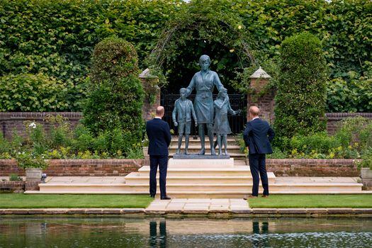 William y Harry encargaron conjuntamente la obra en 2017 —el 20º aniversario de su muerte de la princesa de Gales. 