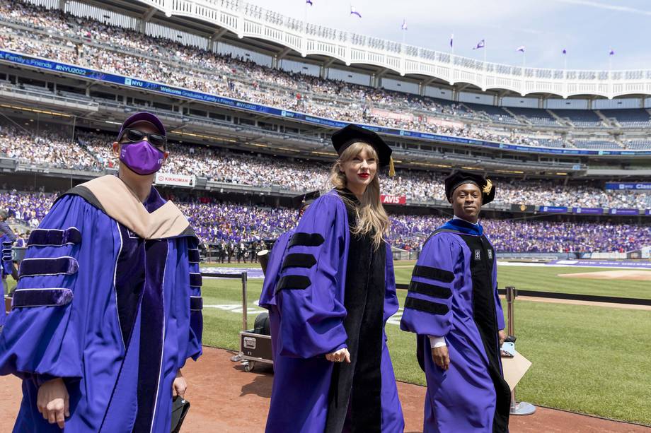 New York (United States), 18/05/2022.- US singer Taylor Swift (C) arrives to address graduates at New York University'Äôs 2022 commencement ceremony where she also received an honorary doctorate in fine arts at Yankees Stadium in the Bronx borough of New York, New York, USA, 18 May 2022. (Estados Unidos, Nueva York) EFE/EPA/JUSTIN LANE
