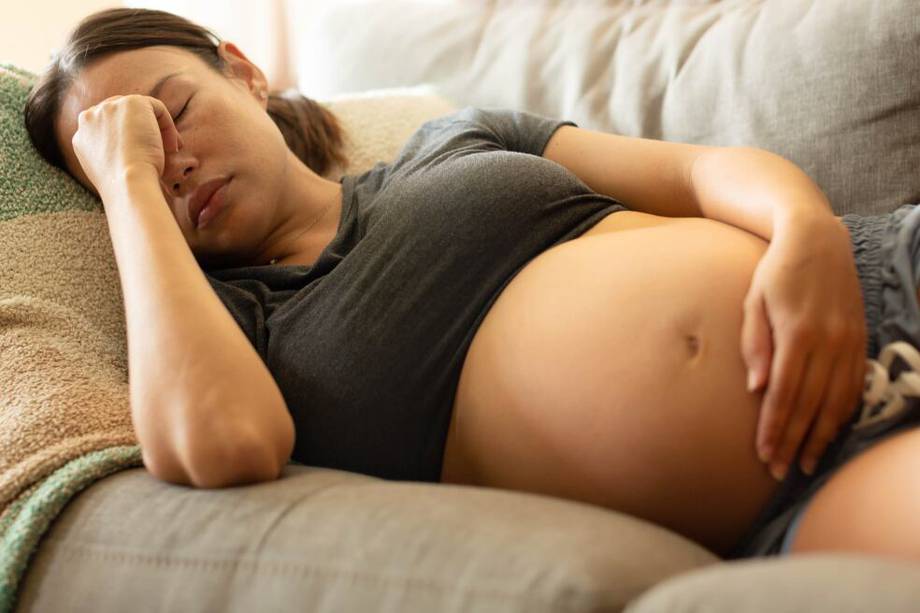 Desde que inicia el embarazo, el útero se va expandiendo para hacerse su espacio dentro del vientre de la mamá. Los órganos a su alrededor se empiezan a desplazar hacia arriba.