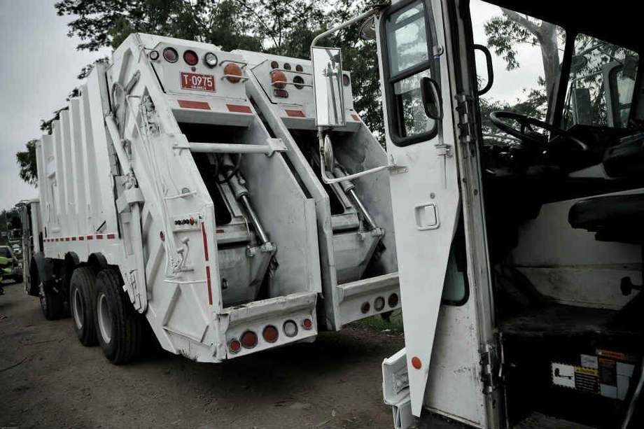En Cali, la Superservicios ha acompañado caravanas apoyadas por autoridades militares y de policía para trasladar más de 1.220 toneladas de residuos represadas.
