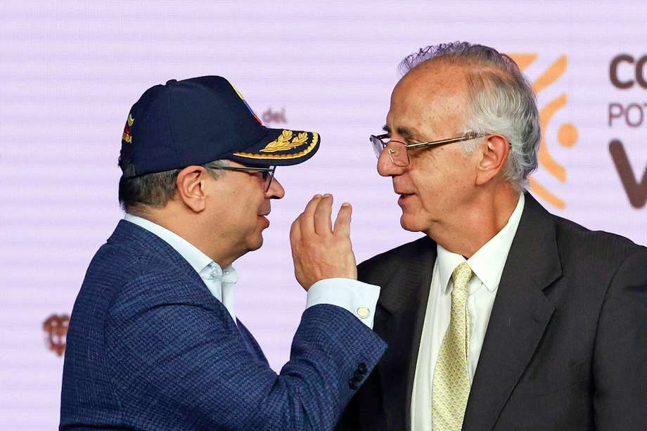 El presidente Gustavo Petro y el ministro de Defensa Iván Velásquez denunciaron que faltan más de un millón de proyectiles y municiones, en un "robo masivo de armas del Estado colombiano". 