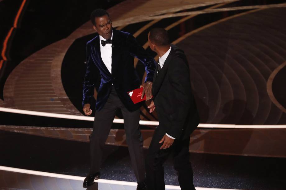 Hollywood (United States), 27/03/2022.- US actor Will Smith (R) swings at US actor Chris Rock during the 94th annual Academy Awards ceremony at the Dolby Theatre in Hollywood, Los Angeles, California, USA, 27 March 2022. The Oscars are presented for outstanding individual or collective efforts in filmmaking in 24 categories. (Estados Unidos) EFE/EPA/ETIENNE LAURENT
