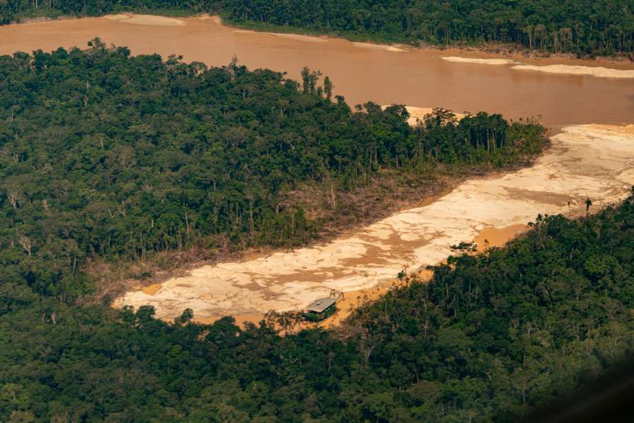Imágenes aéreas tomadas en la frontera con Brasil, en el río Puré, en el departamento del Amazonas. Las dragas mineras avanzan deforestando y contaminando ríos. 