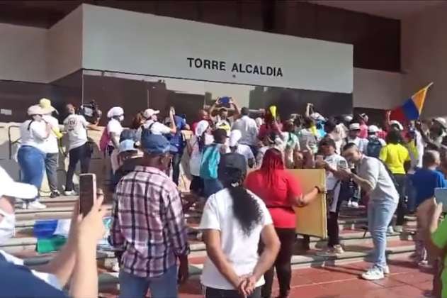 Líderes de los comedores comunitarios de Cali protestaron frente a la Alcaldía