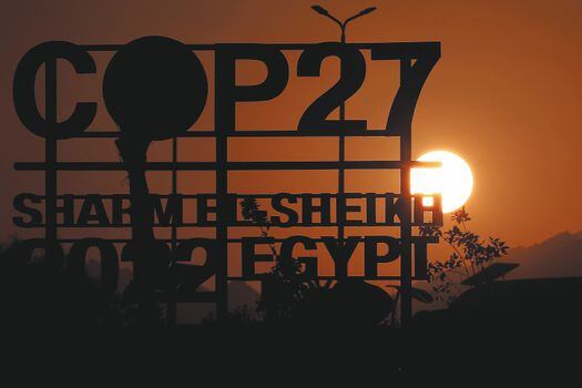 Sharm El Sheikh (Egypt), 04/11/2022.- The sun sets behind the International Congress Center before the 2022 United Nations Climate Change Conference (COP27), in Sharm El-Sheikh, in Egypt, 04 November 2022. The 2022 United Nations Climate Change Conference (COP27), running from 06 till 18 November in Sharm El-Sheikh, is expected to host one of the largest number of participants in the annual global climate conference of over 40,000 estimated attendees including heads of states and governments, civil society, media and other relevant stakeholders. The events will include Climate Implementation Summit, thematic days, flagship initiatives, and Green Zone activities engaging with climate and other global challenges. (Egipto) EFE/EPA/SEDAT SUNA
