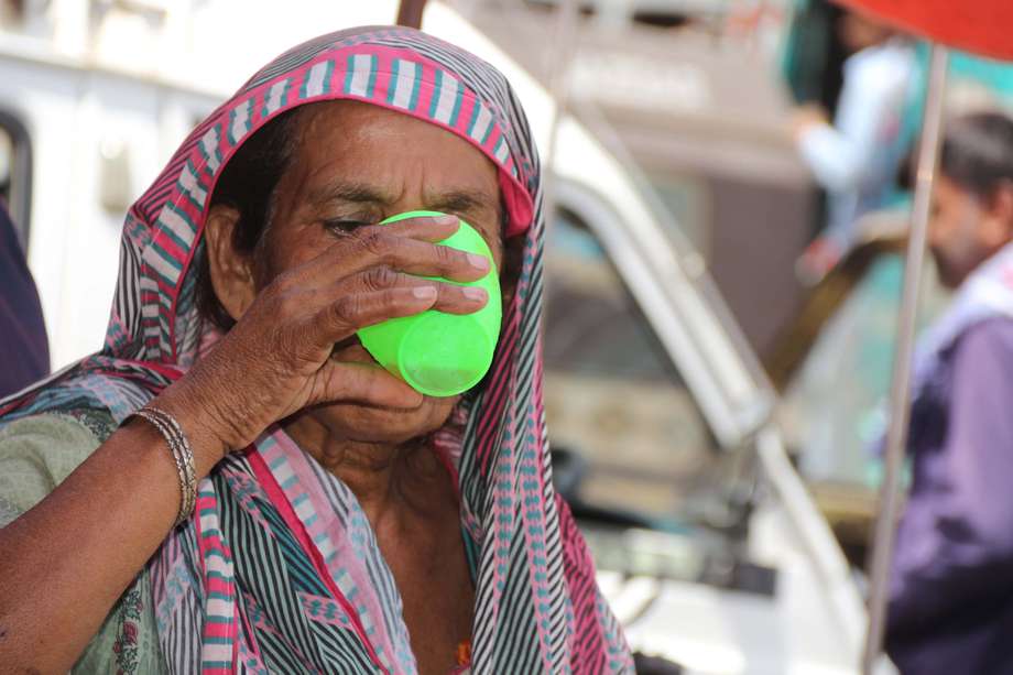 La gente bebe jugo gratis al borde de la carretera para combatir el calor en Hyderabad, Pakistán EFE/EPA/NADEEM KHAWAR
