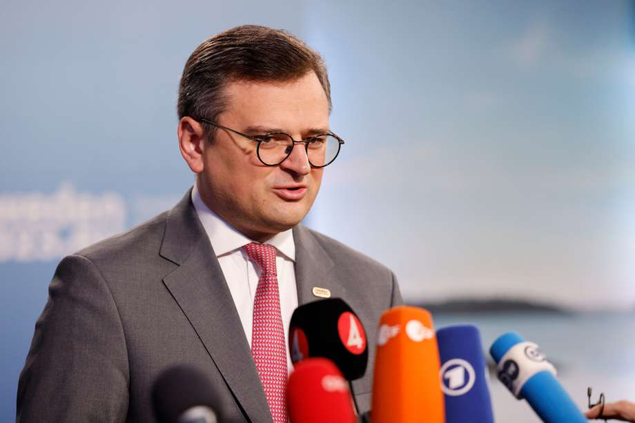 Dmytro Kuleba se dirige a la prensa tras mantener una reunión con diplomáticos de la Unión Europea.
