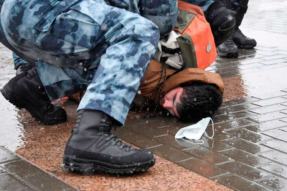 La policía detiene a un hombre durante una manifestación en apoyo del líder opositor encarcelado Alexei Navalny en Moscú.