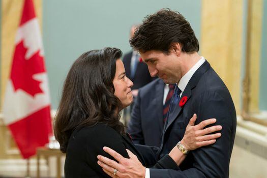 El primer ministro canadiense, Justin Trudeau (derecha), junto con la exministra de Justicia, Jody Wilson-Raybould. / AFP
