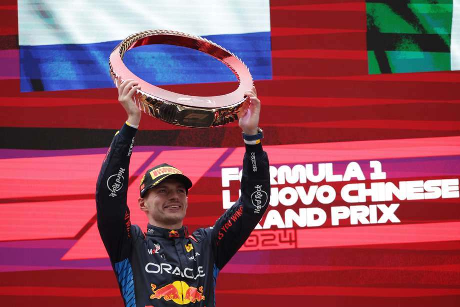 Max Verstappen celebra con su trofeo en el podio durante la ceremonia de entrega de premios tras el Gran Premio de China de Fórmula 1.