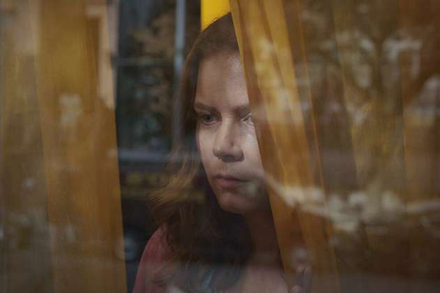 "La mujer en la ventana", la película inspirada en una novela sobre trastorno bipolar