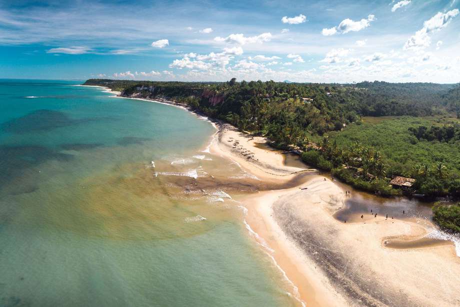 Bahía, al noreste de Brasil, es la "tierra de la felicidad", además cuenta con múltiples playas para todos los gustos.