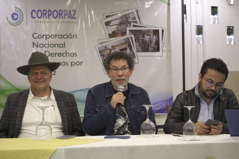 El congresista del partido Comunes Omar de Jesús Olmedo (izq.), Pastor Alape (centro) y Camilo Fagua (der.) estuvieron en el lanzamiento de Corporpaz.