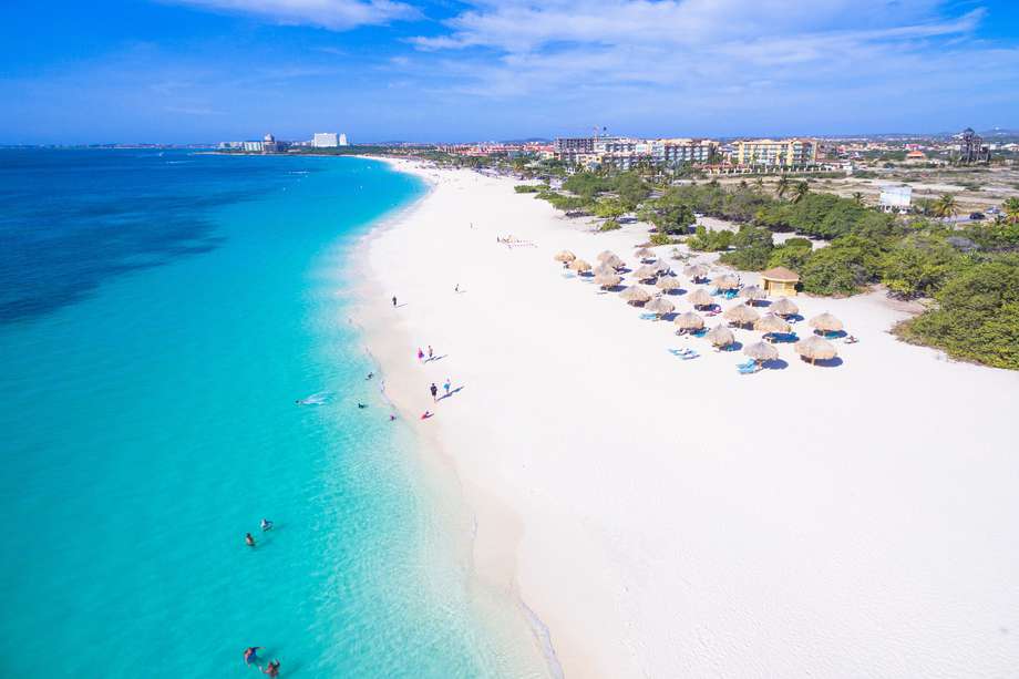 Eagle Beach, en Oranjestad (Aruba), es considerada como una de las playas más lindas del mundo.